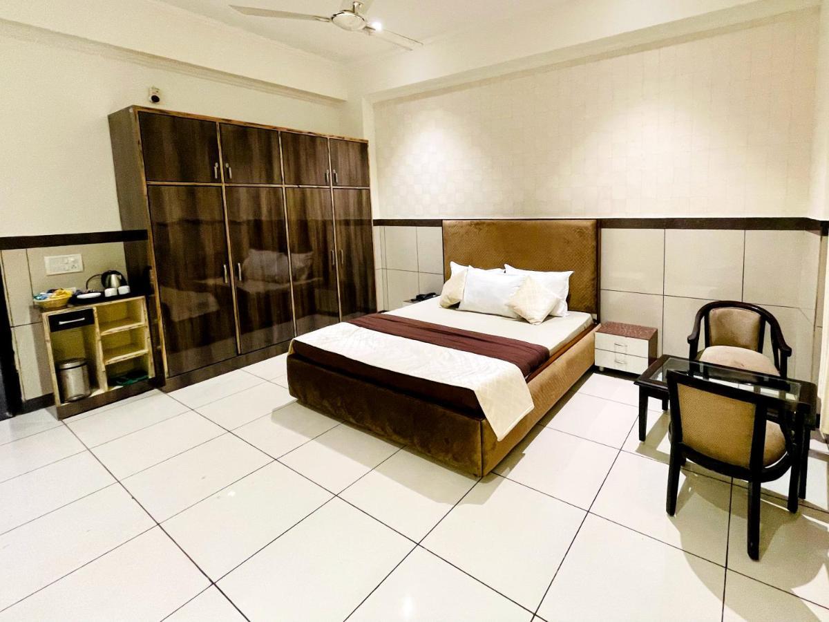 Hotel Primrose Regency Sonipat Exterior foto